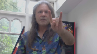 Lábios Vermelhos e Xixi na Tia: A Memória Inesquecível de Bruce Dickinson