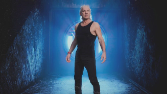 ASSISTA: Bruce Dickinson Solta o Clipe Insano de "Resurrection Men"!