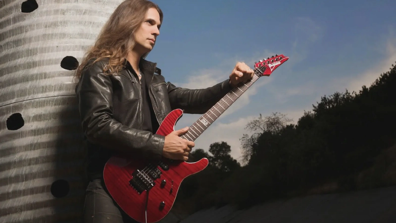 Lenda da Guitarra, Kiko Loureiro, Desembarca em Curitiba dia 9/8