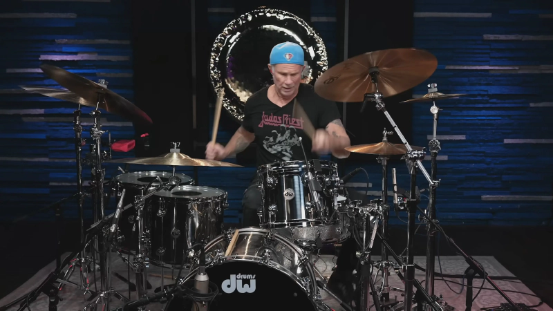 Assista: Chad Smith toca "Bring Me The Horizon" pela primeira Vez