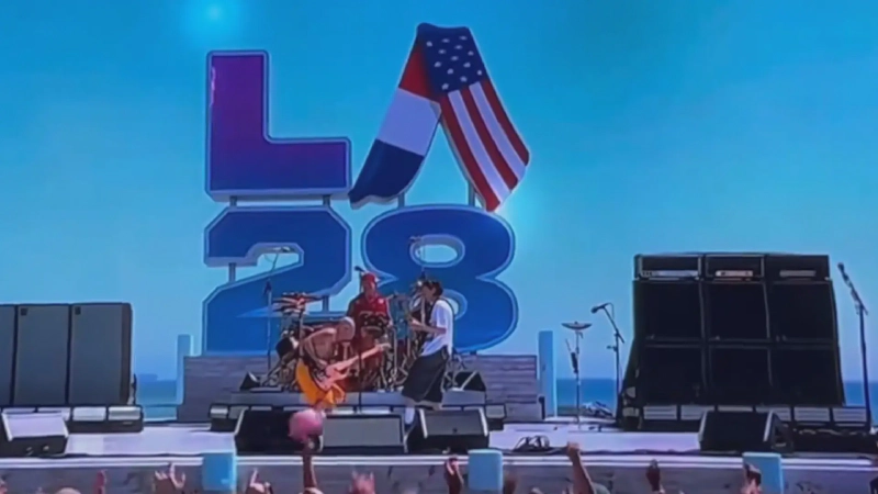 Veja a Performance do Red Hot Chili Peppers no Encerramento das Olimpíadas; Vídeo