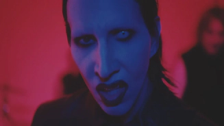 ASSISTA: Marilyn Manson lança clipe de "Raise The Red Flag"