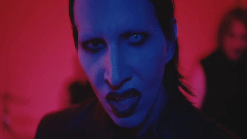 ASSISTA: Marilyn Manson lança clipe de "Raise The Red Flag"