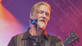 Queens Of The Stone Age Cancela Turnê por Causa do Vocalista