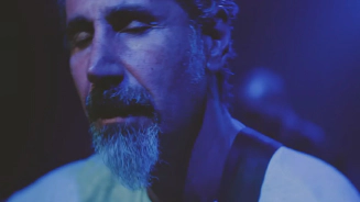 Assista: Serj Tankian lança clipe de "Cartoon Buyer"; Vídeo