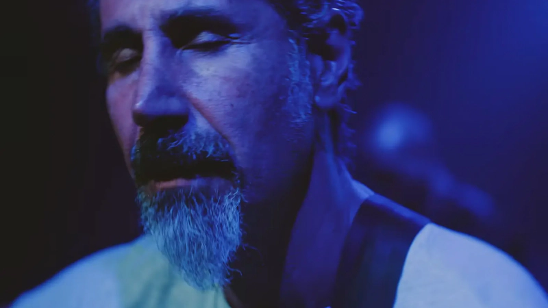 Assista: Serj Tankian lança clipe de "Cartoon Buyer"; Vídeo